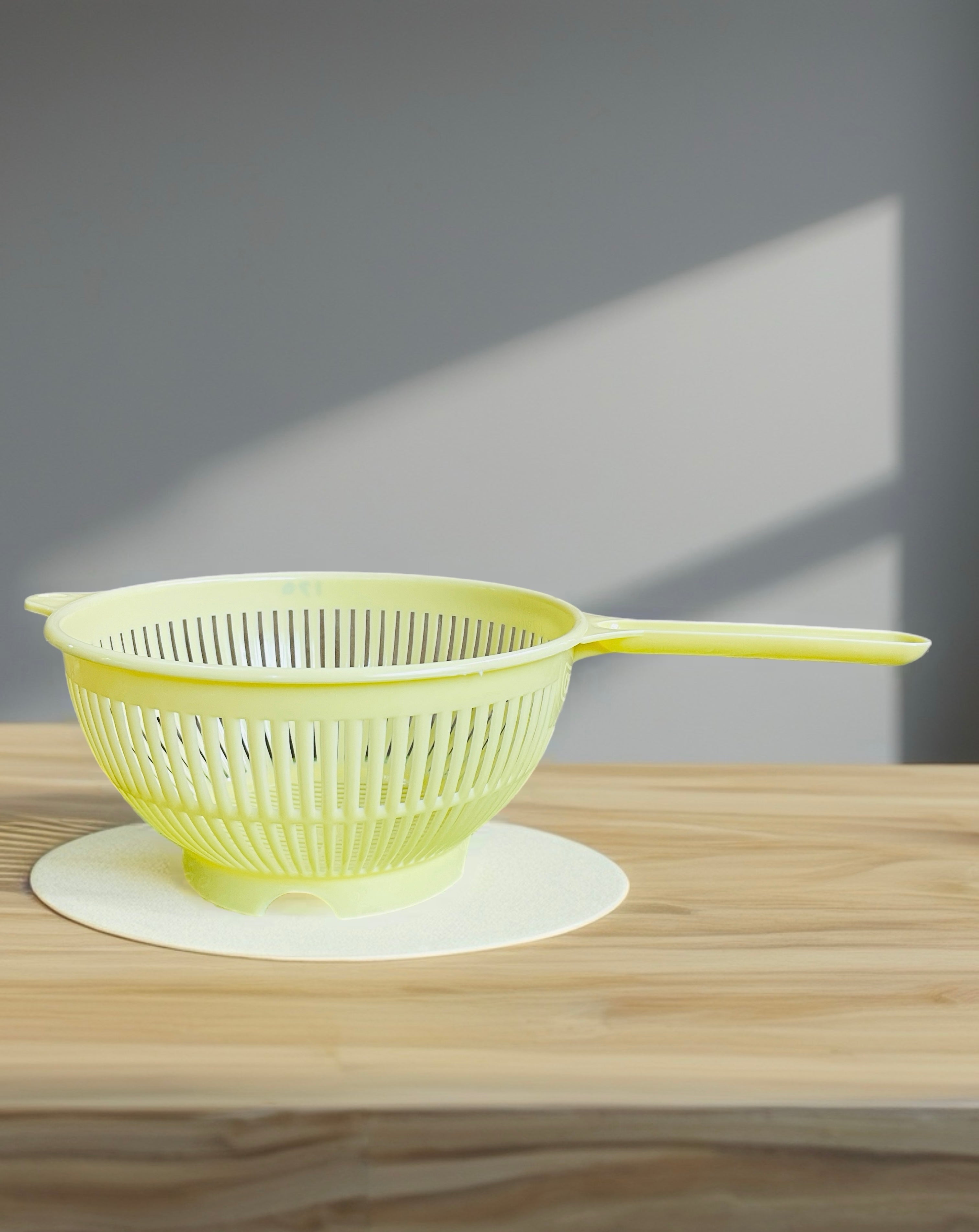 Premium Plastic Handheld Kitchen Colander – Deep Rice, Pasta & Vegetable Strainer Bowl with Long Handle